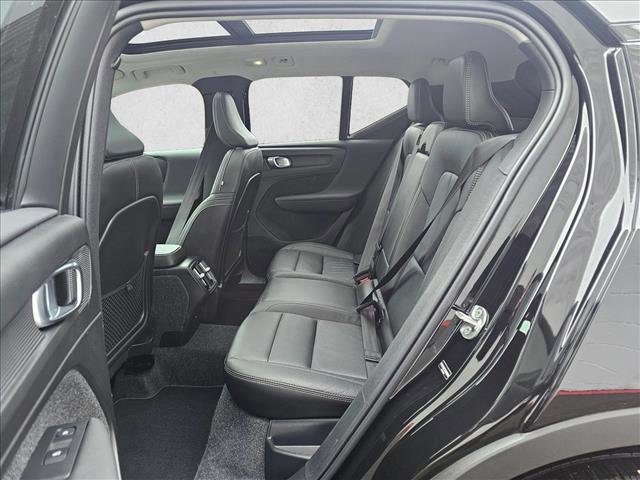 Used 2025 Volvo XC40 B5 Plus image 15