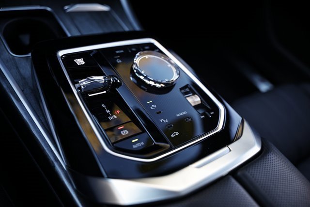 Used 2025 BMW 740i xDrive image 38