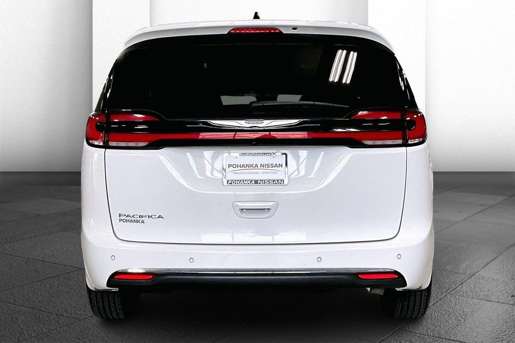 Used 2024 Chrysler Pacifica Touring-L FWD image 3