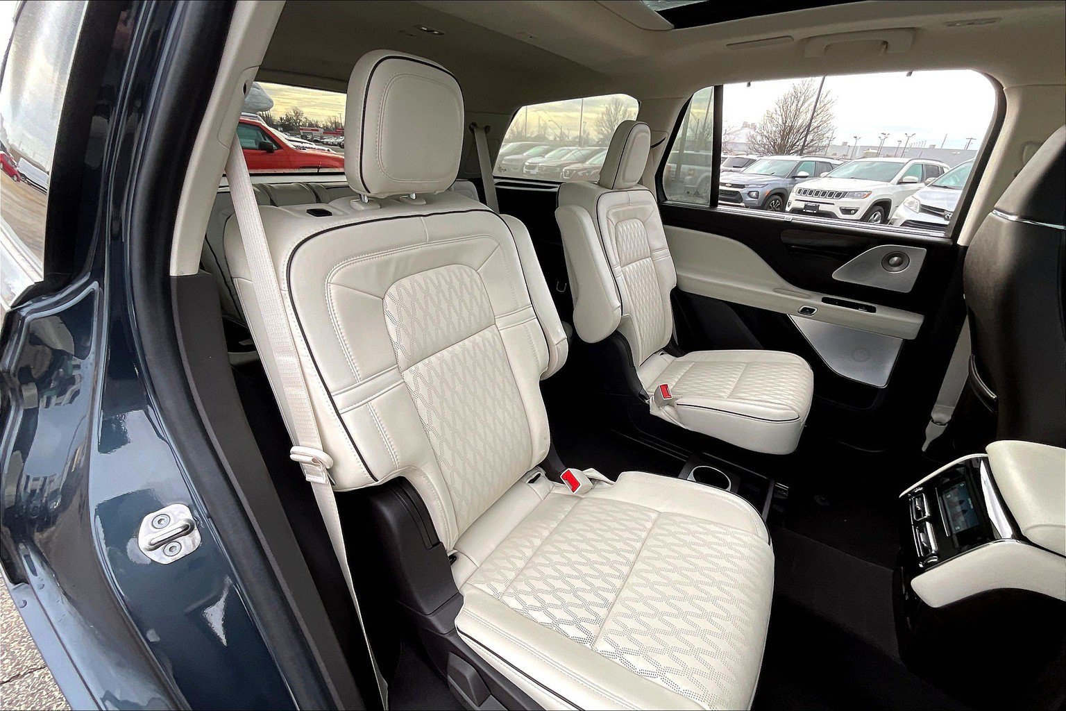 Used 2021 Lincoln Aviator Black Label Grand Touring w/ Class IV Trailer Tow Package AWD/4WD image 16