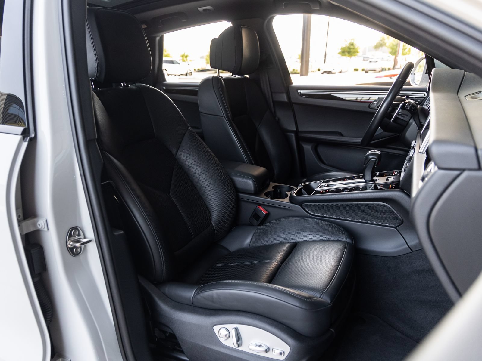 Certified 2024 Porsche Macan S AWD/4WD image 45