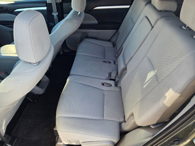 Used 2019 Toyota Highlander LE AWD/4WD image 9