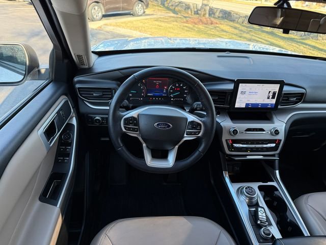 Used 2022 Ford Explorer XLT w/ Equipment Group 202A image 6