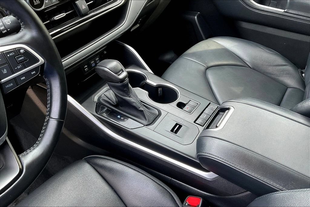 Used 2022 Toyota Highlander XLE FWD image 20