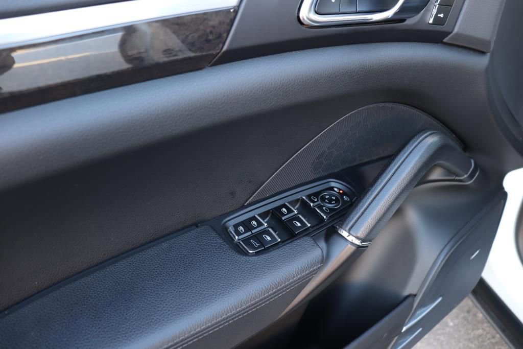 Used 2018 Porsche Cayenne S image 37