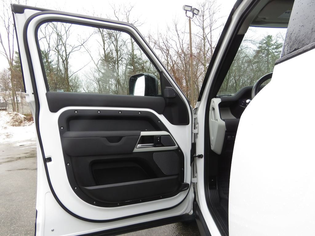 Used 2022 Land Rover Defender 110 SE image 9