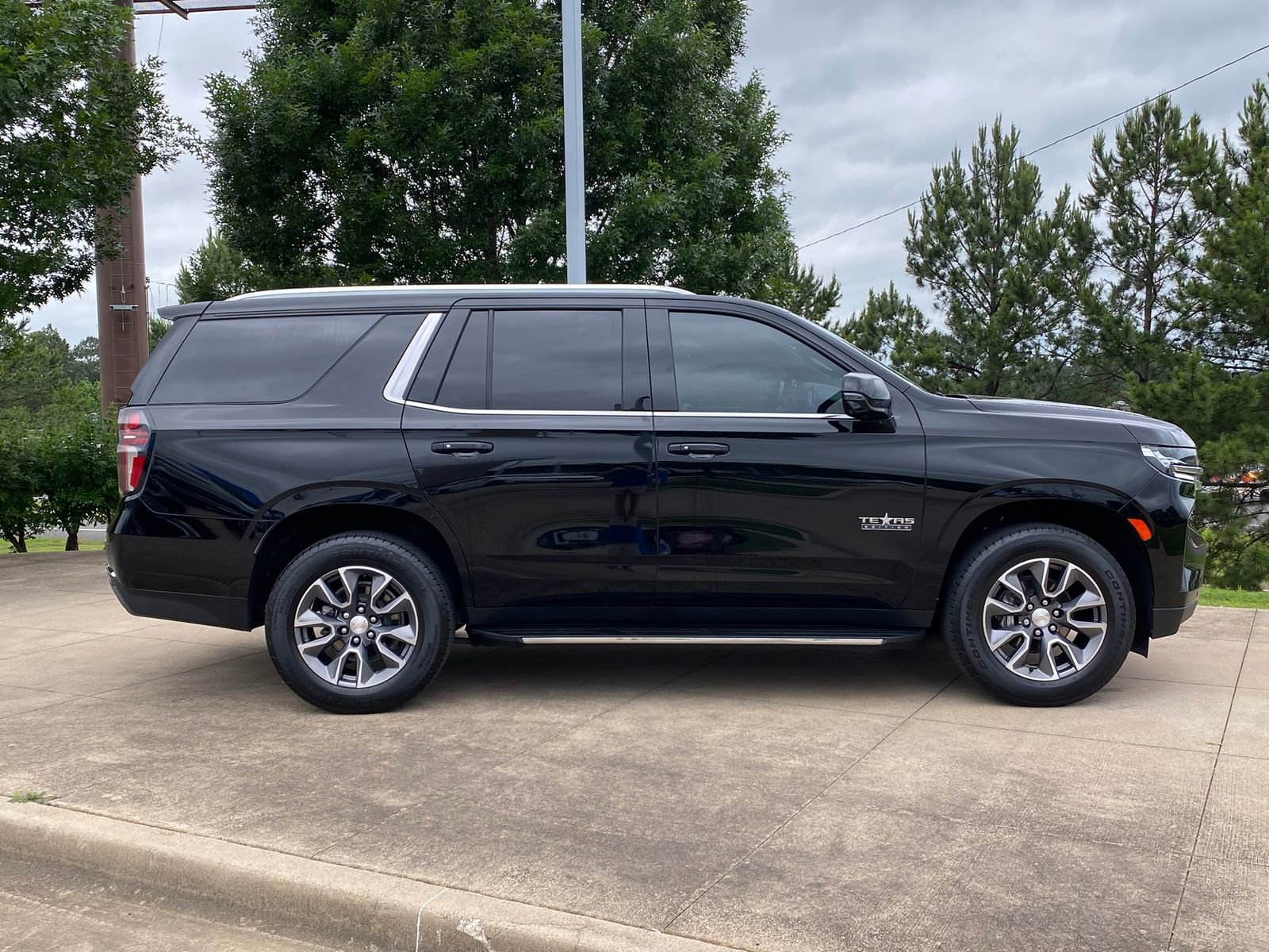 Used 2024 Chevrolet Tahoe LT w/ Luxury Package RWD image 7