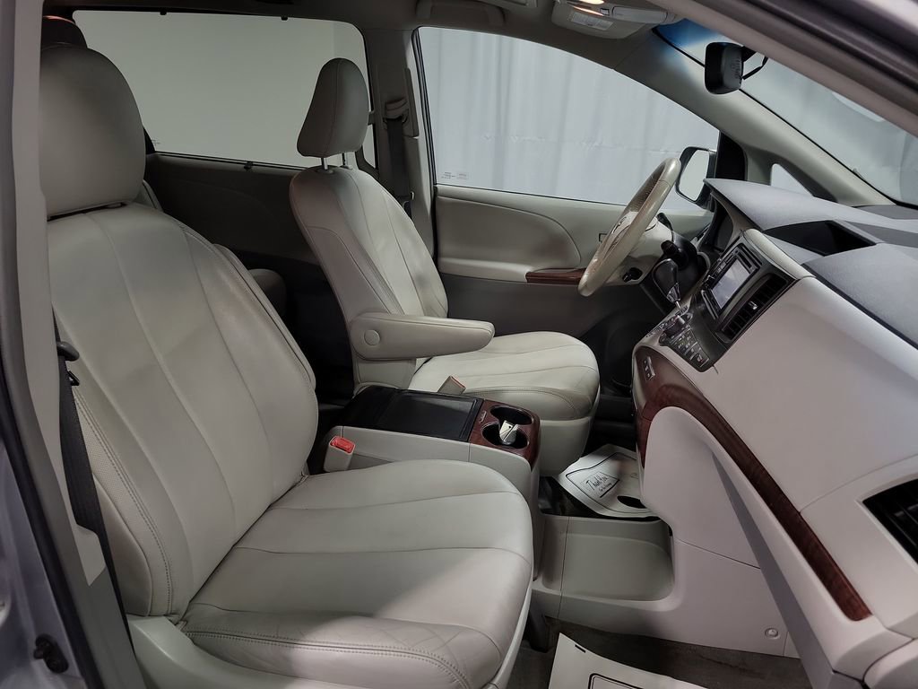 Used 2014 Toyota Sienna XLE image 30