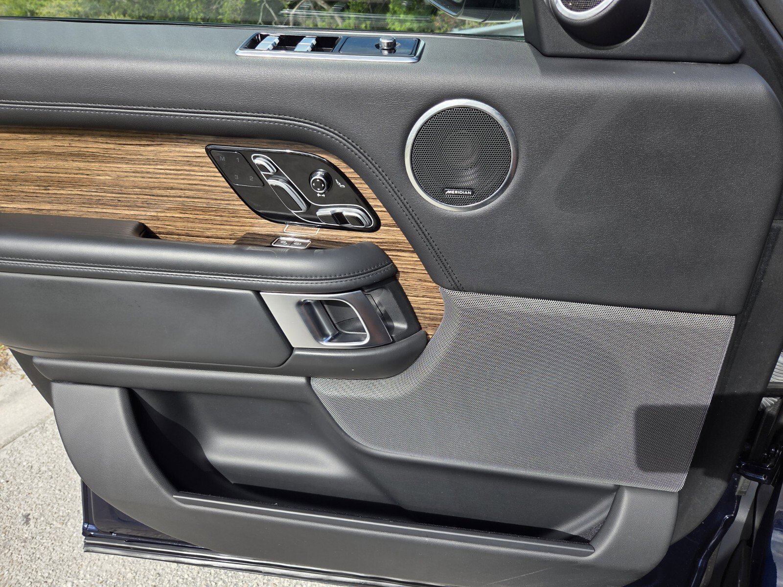 Used 2020 Land Rover Range Rover HSE image 16