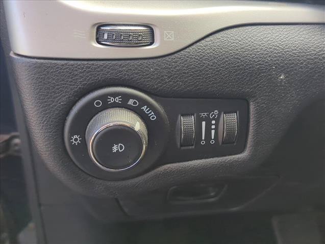 Used 2018 Jeep Cherokee Latitude Plus w/ Cold Weather Group AWD/4WD image 11