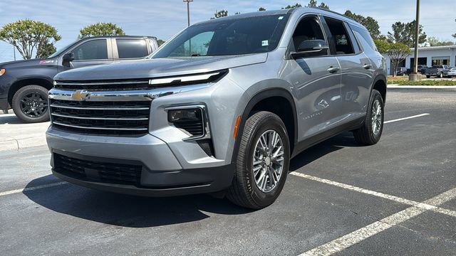 Used 2025 Chevrolet Traverse LT FWD image 3