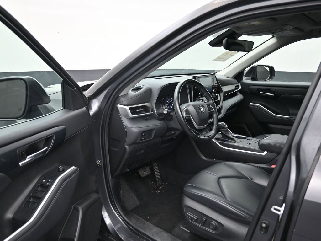 Used 2022 Toyota Highlander XLE FWD image 10