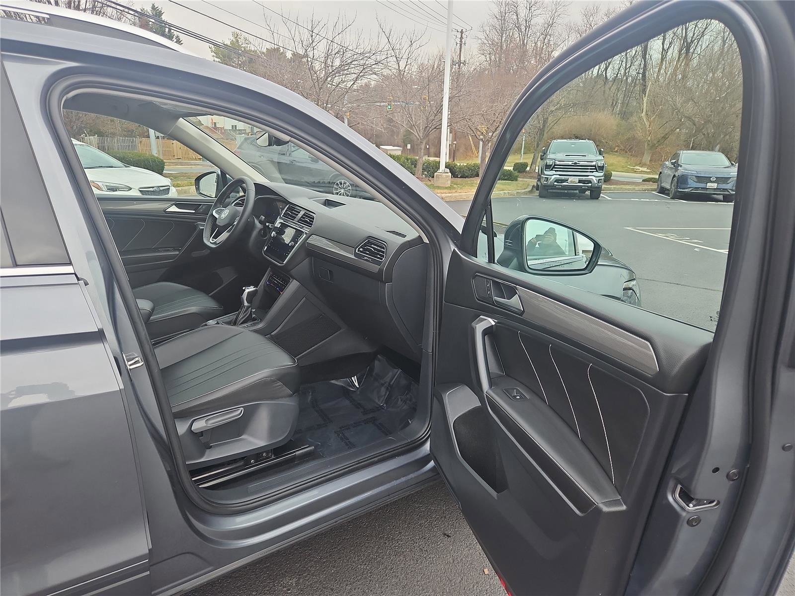 Certified 2024 Volkswagen Tiguan SE image 27