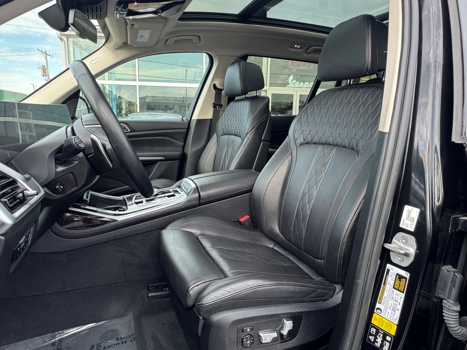 Used 2023 BMW X7 xDrive40i image 2