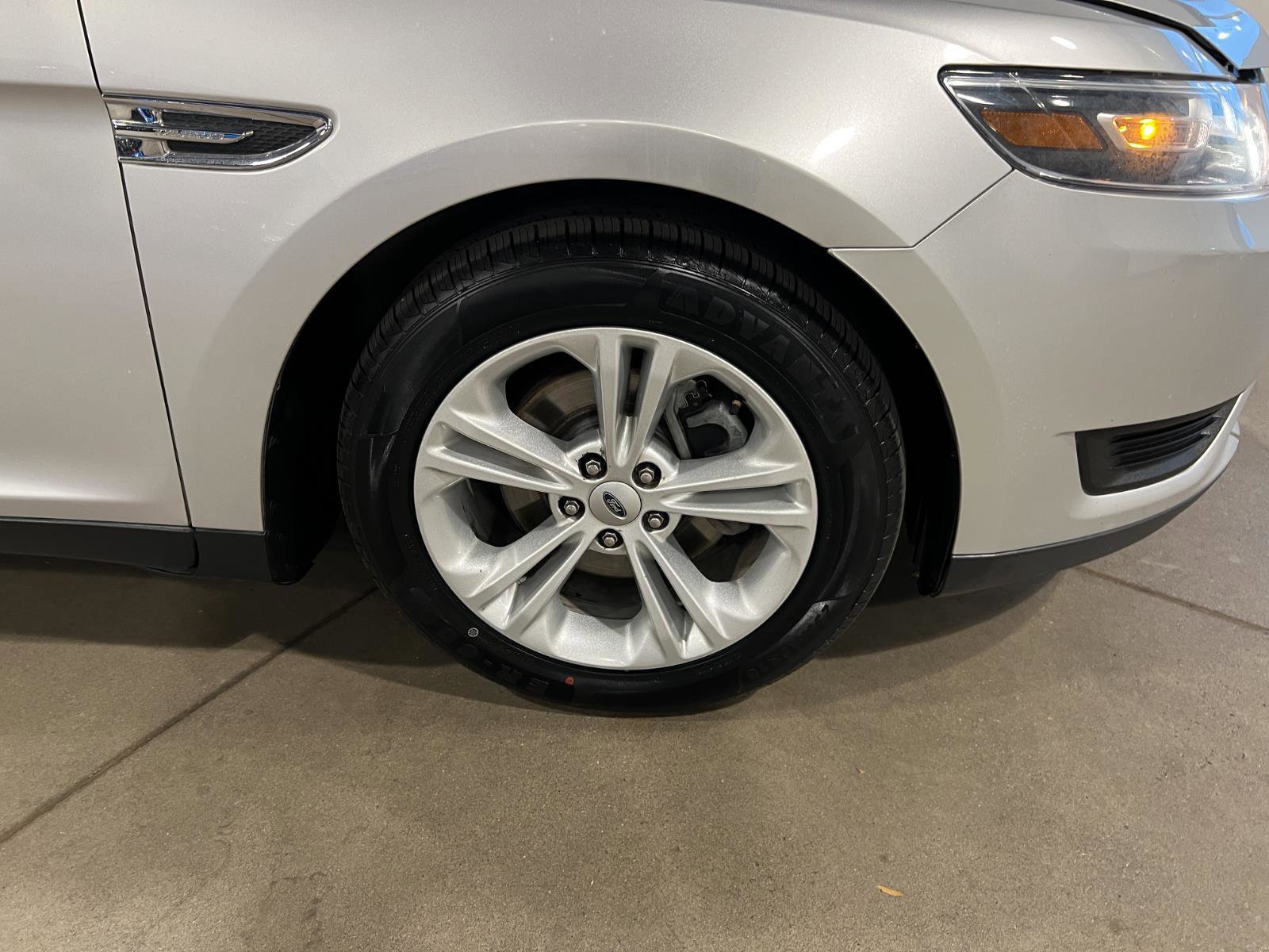 Used 2015 Ford Taurus SE image 37