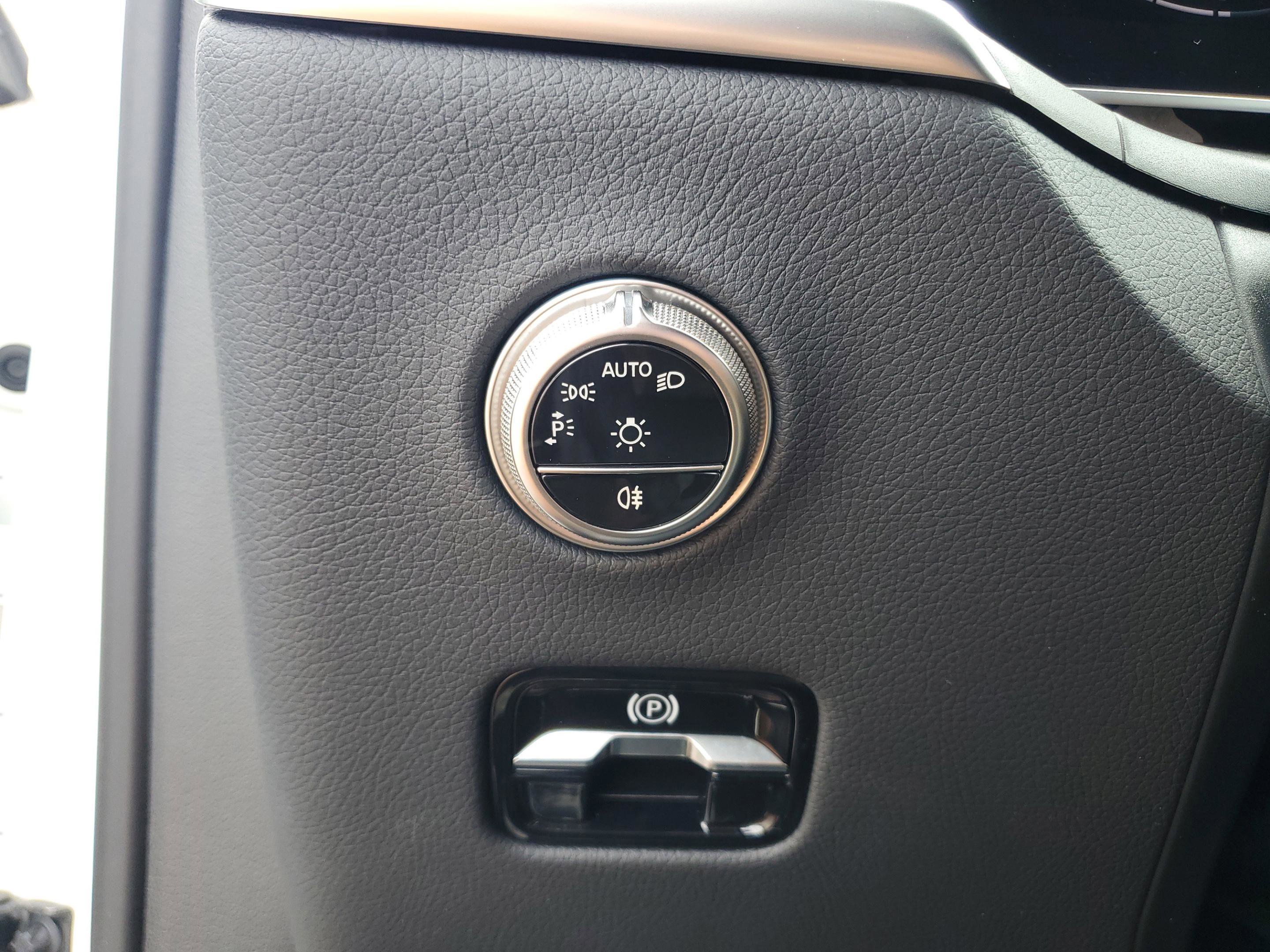 Certified 2025 Mercedes-Benz GLC 300 image 32