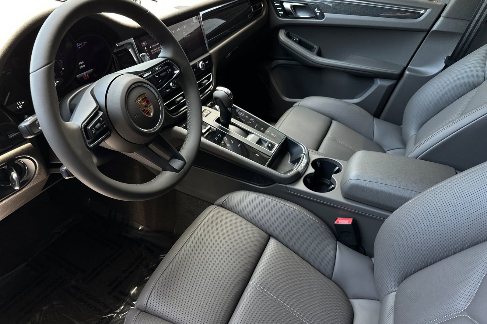 Certified 2025 Porsche Macan image 4