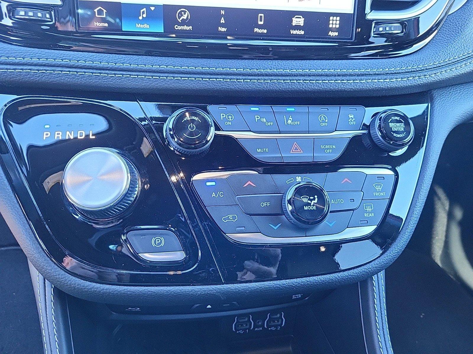 New 2025 Chrysler Pacifica Limited w/ Uconnect Theater Family Group image 10