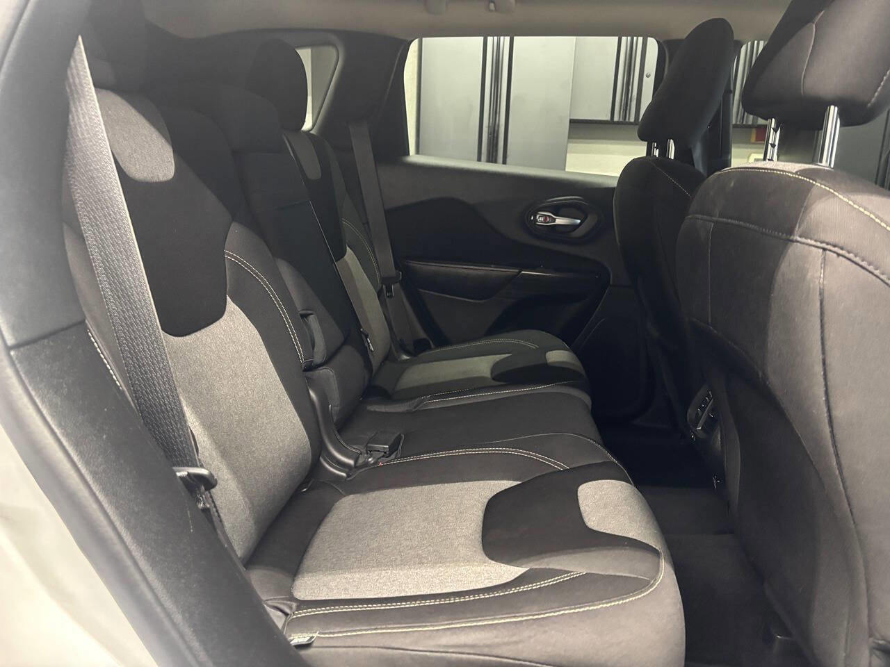 Used 2014 Jeep Cherokee Latitude AWD/4WD image 21