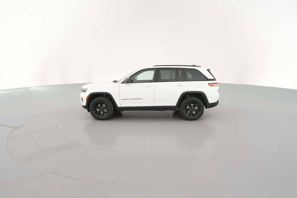 New 2025 Jeep Grand Cherokee Altitude image 6
