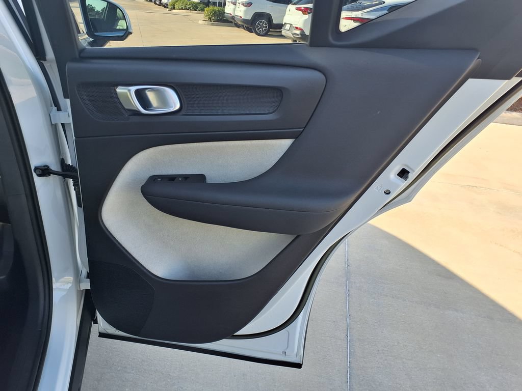 Certified 2023 Volvo XC40 B4 Plus w/ Climate Package FWD image 18