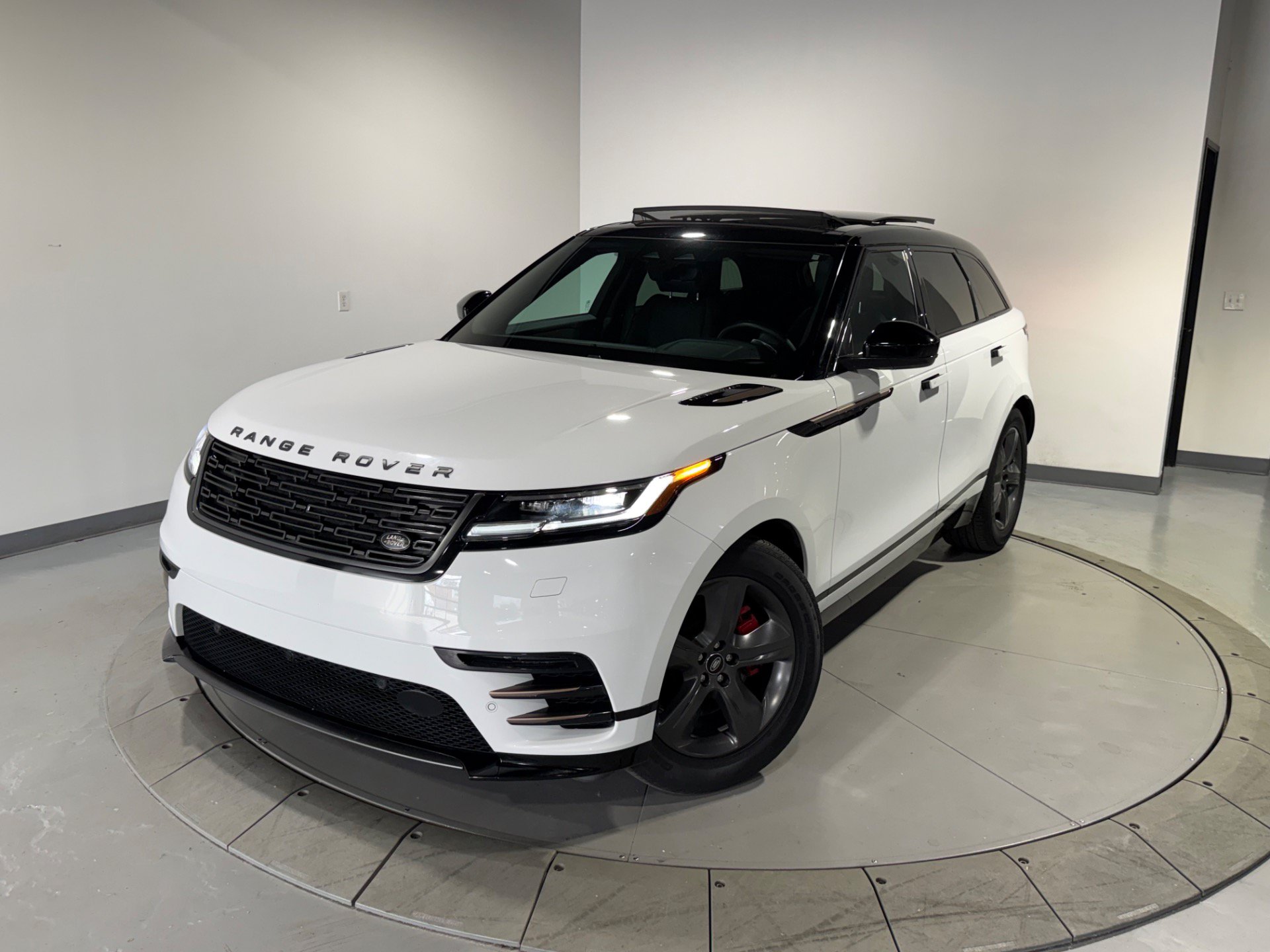 Used 2024 Land Rover Range Rover Velar Dynamic SE AWD/4WD image 4