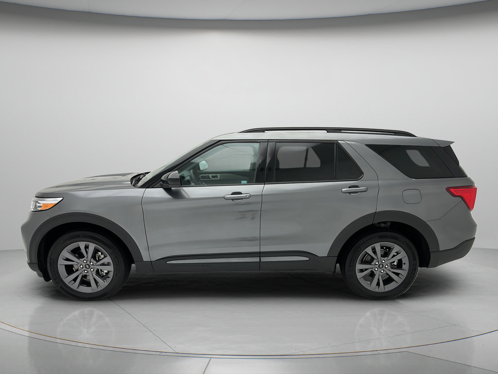 Used 2024 Ford Explorer XLT w/ Equipment Group 202A AWD/4WD image 8