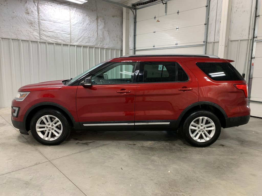 Used 2017 Ford Explorer XLT image 3