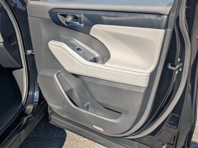 Used 2023 Toyota Highlander XLE image 13