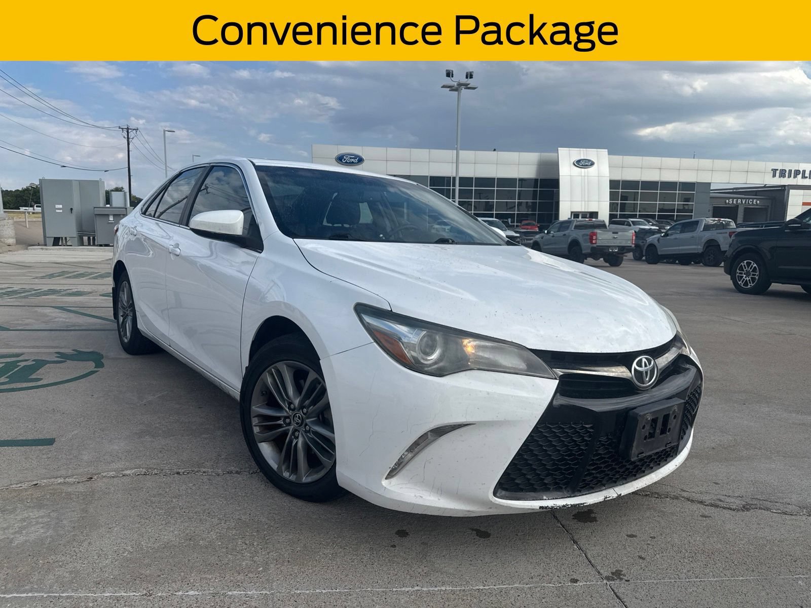 Used 2015 Toyota Camry SE w/ Moonroof Package FWD image 1