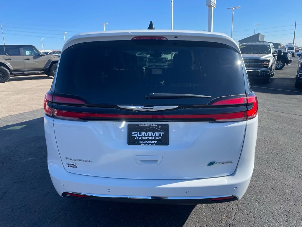 Used 2024 Chrysler Pacifica Select image 33