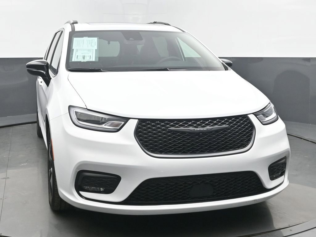 Used 2025 Chrysler Pacifica Limited image 8