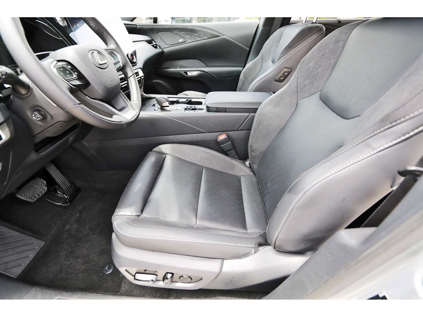 Used 2025 Lexus RX 450h AWD w/ Luxury Package image 11