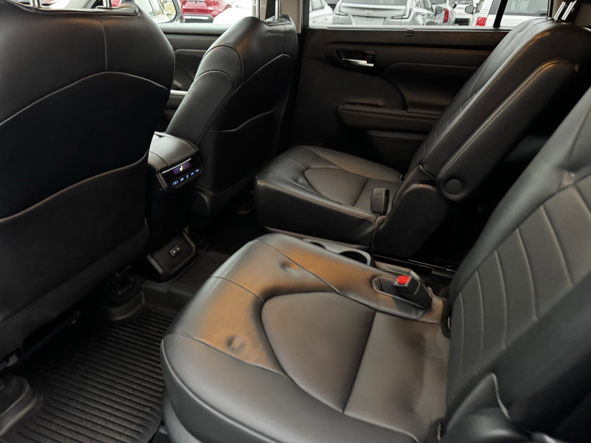 Used 2022 Toyota Highlander XLE image 13