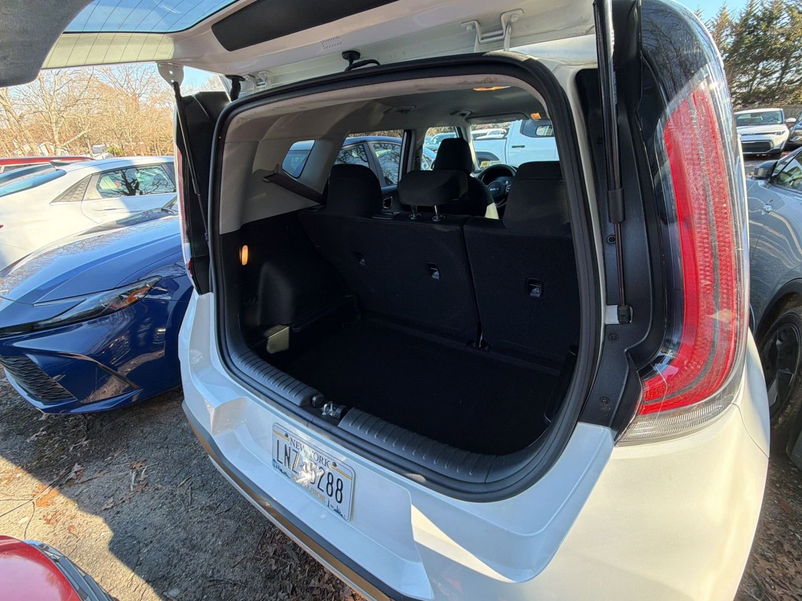 Used 2025 Kia Soul LX w/ LX Technology Package FWD image 10