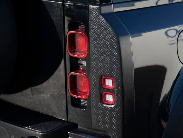 Used 2025 Land Rover Defender 90 X-Dynamic SE image 14