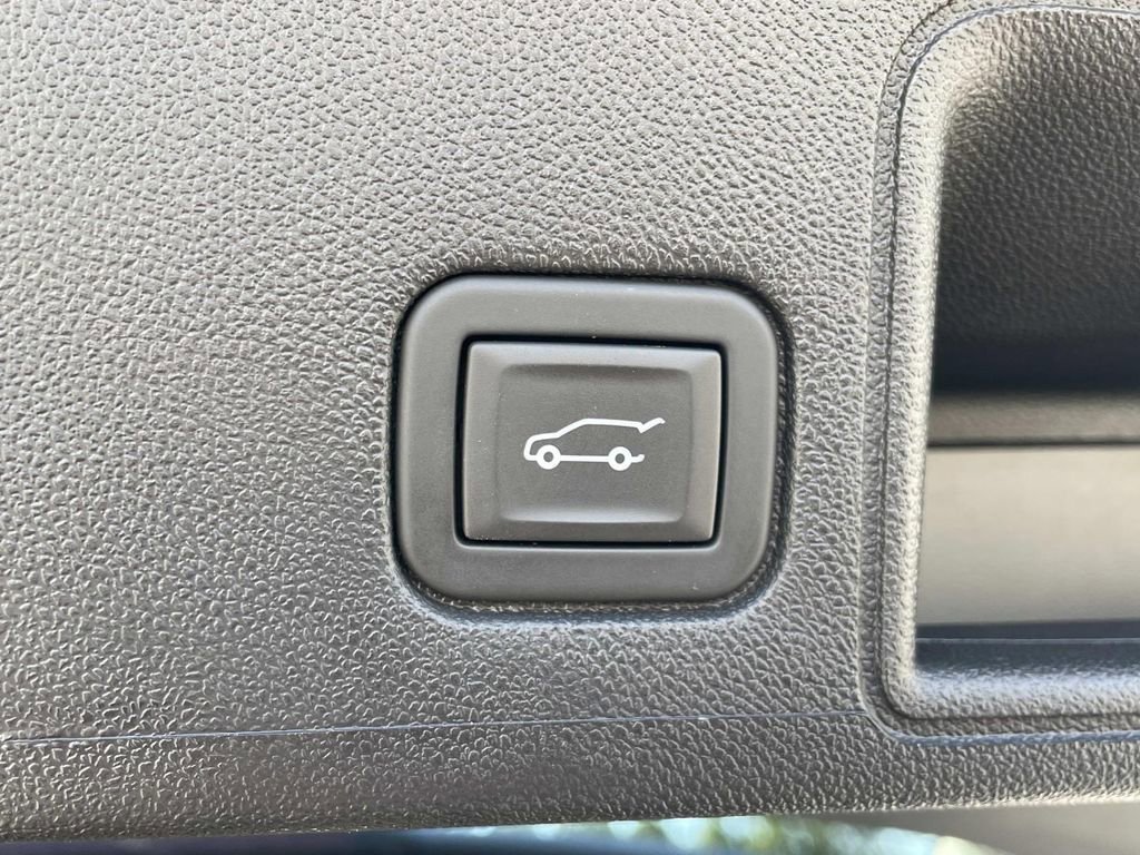 Used 2023 GMC Terrain SLT w/ Tech Package image 12