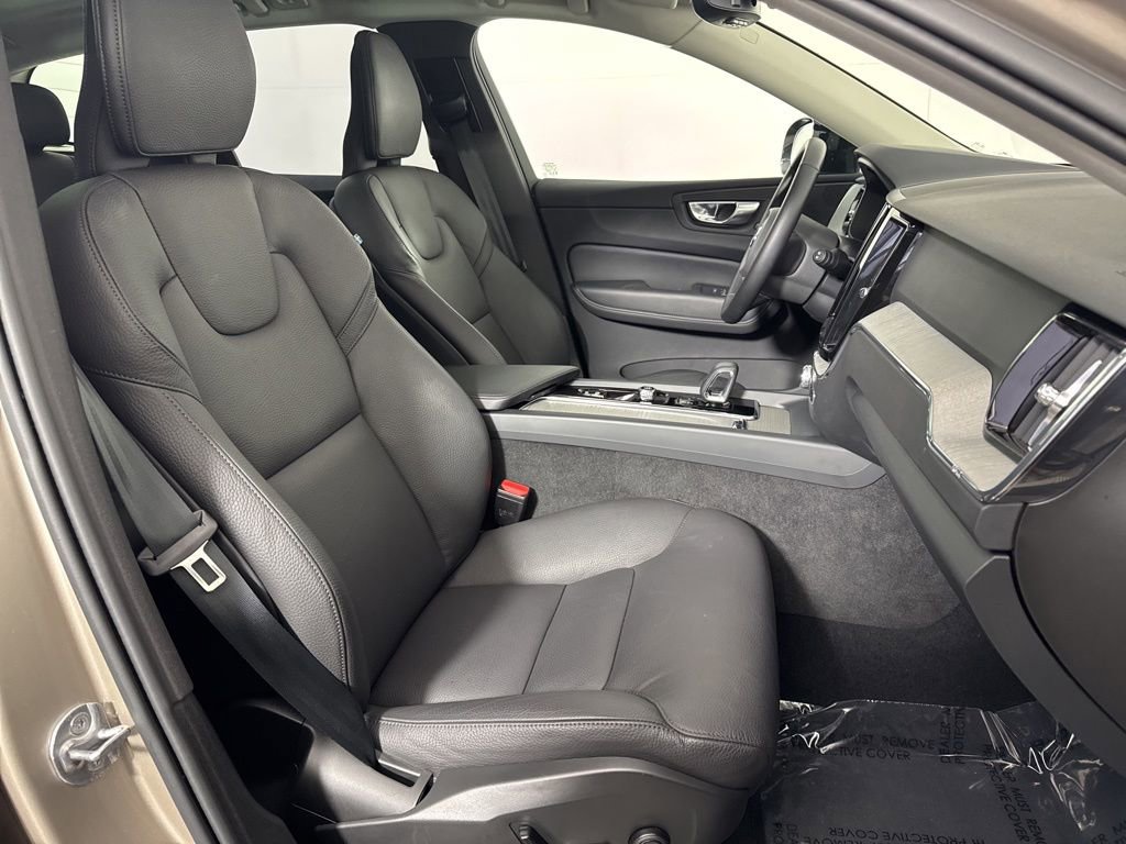 Used 2025 Volvo XC60 B5 Plus image 12