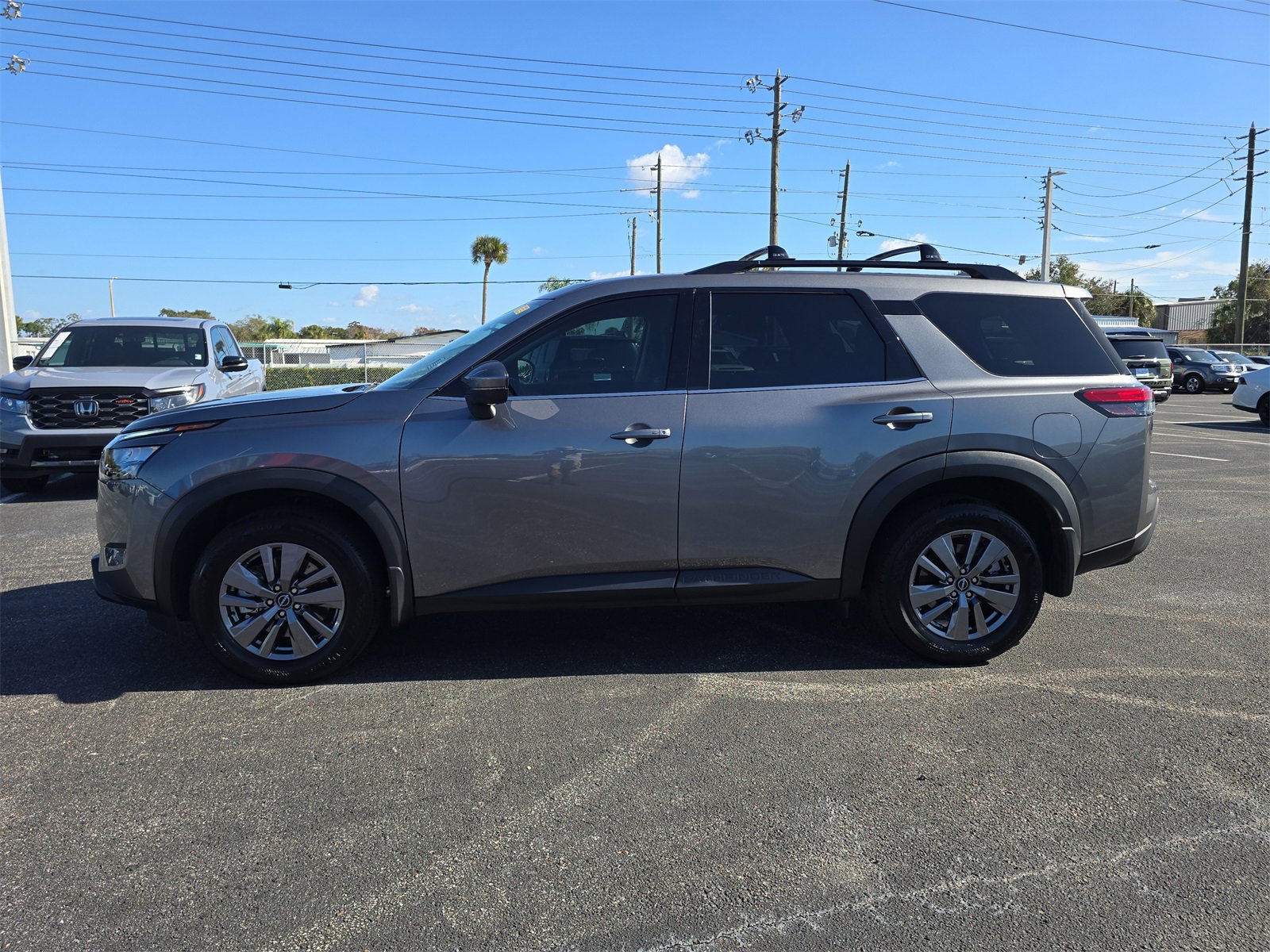 Used 2025 Nissan Pathfinder SV image 6