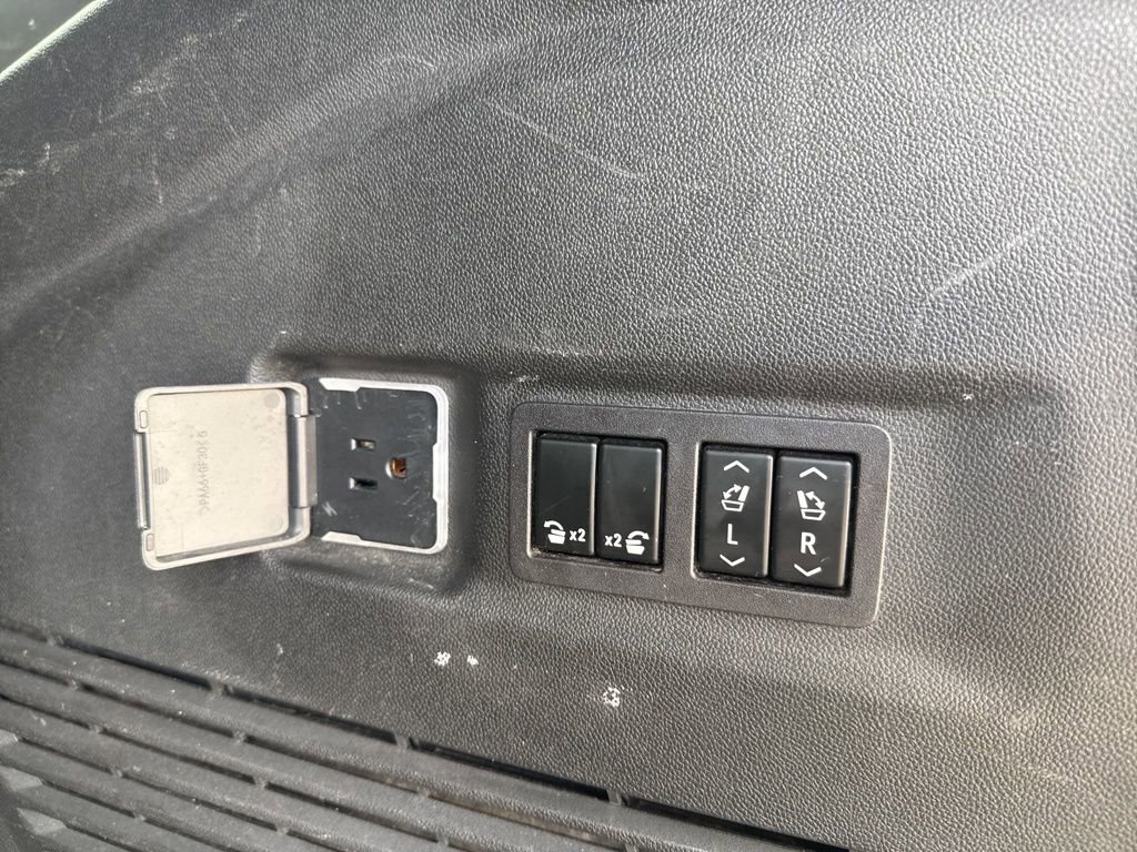 Used 2023 Chevrolet Suburban Premier image 43