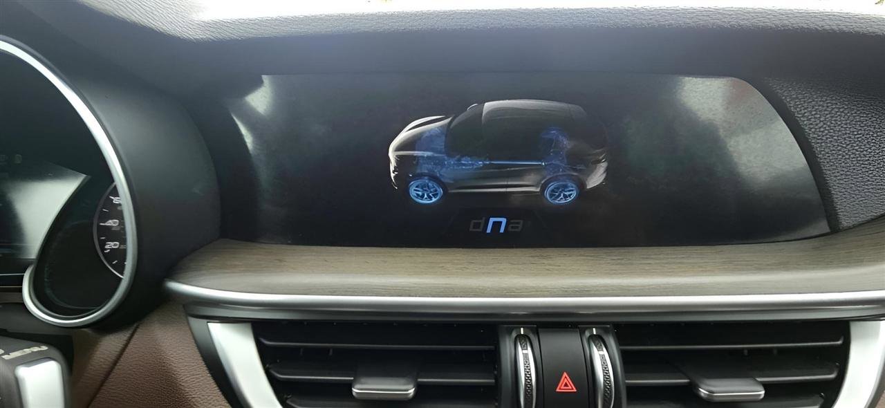 Used 2018 Alfa Romeo Stelvio Ti AWD/4WD image 19