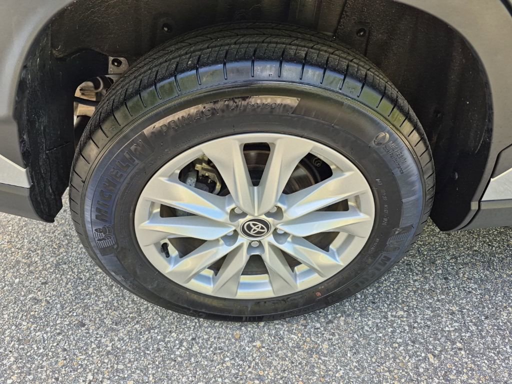 Used 2024 Toyota Corolla Cross LE image 10