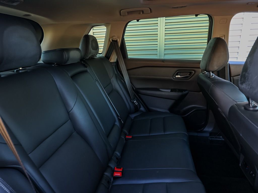 Used 2023 Nissan Rogue SL w/ SL Premium Package image 18