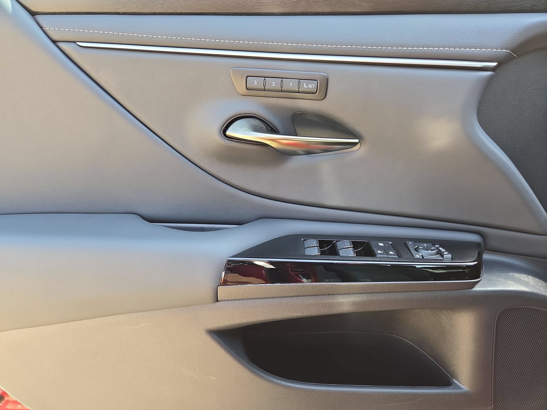 Certified 2025 Lexus ES 300h w/ Premium Package FWD image 15