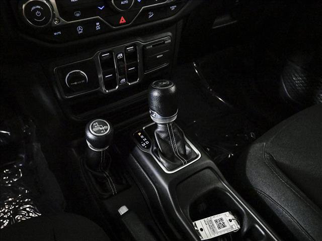 Used 2018 Jeep Wrangler Unlimited Sahara image 12