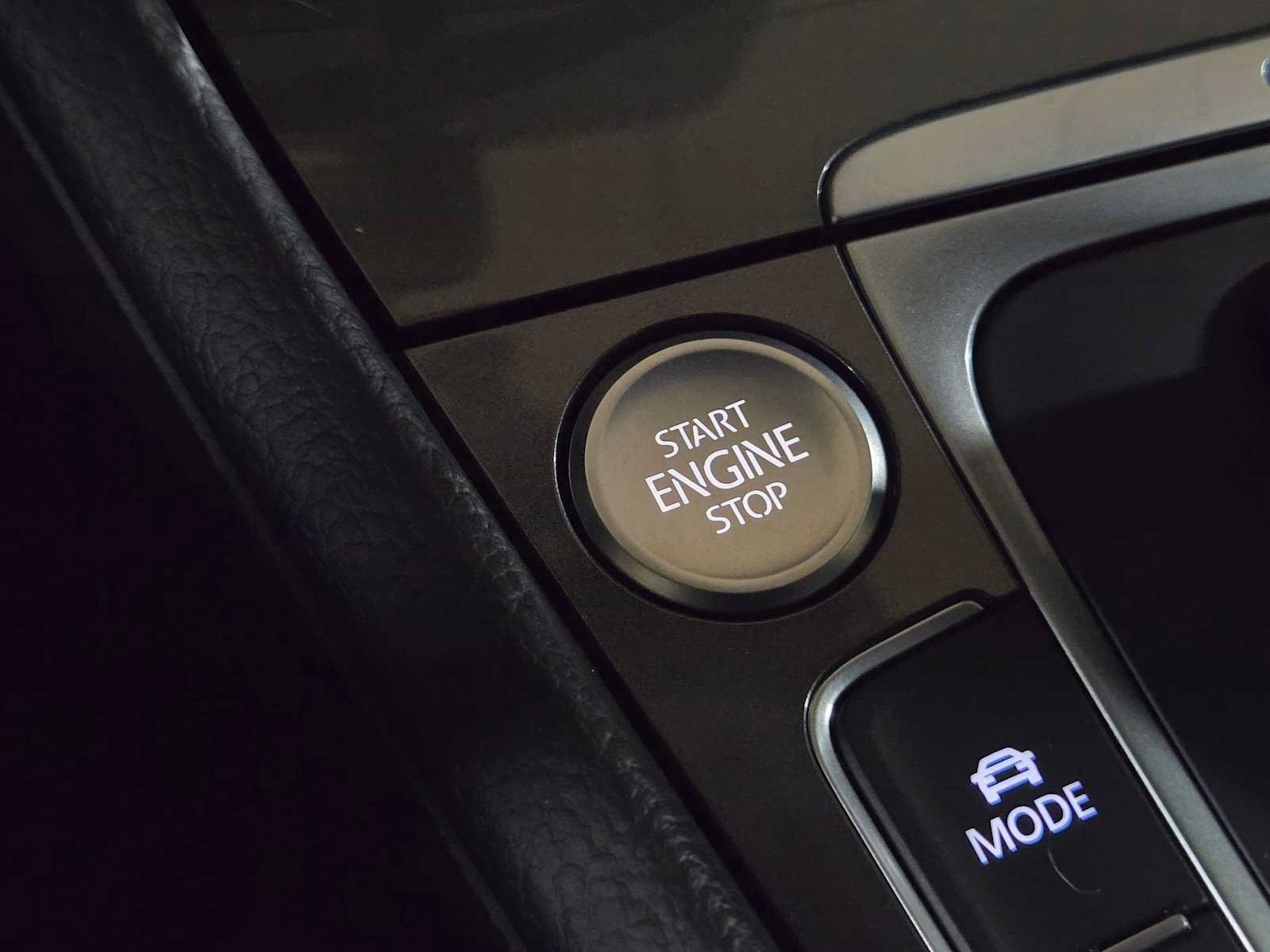 Used 2015 Volkswagen e-Golf SEL Premium FWD image 32