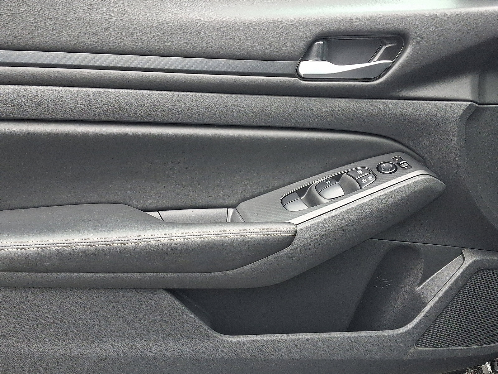 Used 2024 Nissan Altima 2.5 SV w/ SV Premium Package image 12