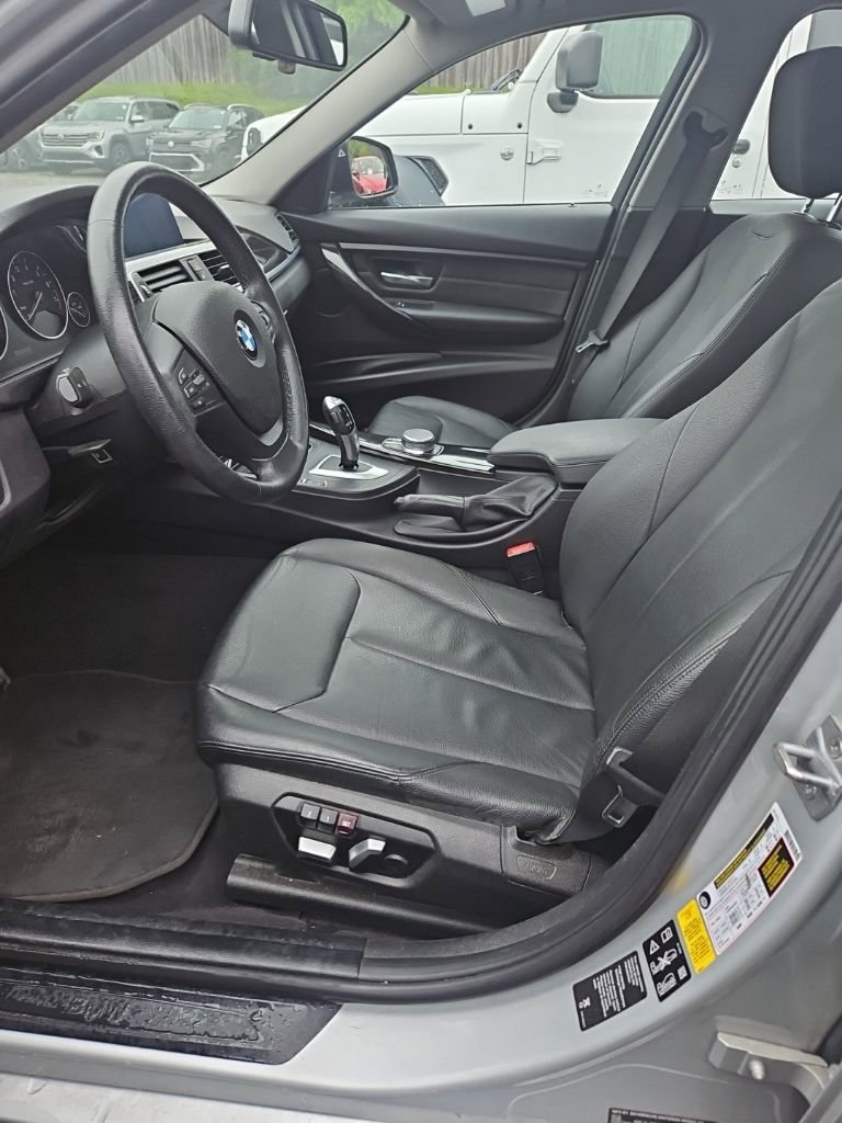 Used 2018 BMW 320i xDrive Sedan w/ Premium Package AWD/4WD image 7