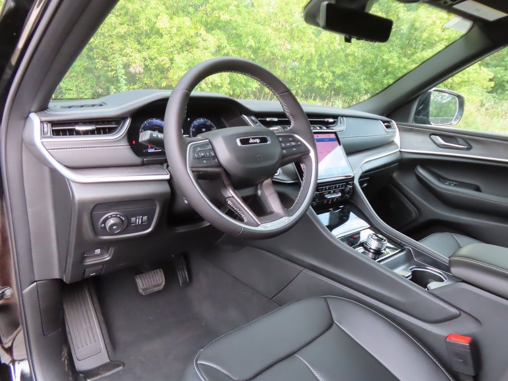 New 2025 Jeep Grand Cherokee Limited w/ Luxury Tech Group II image 19