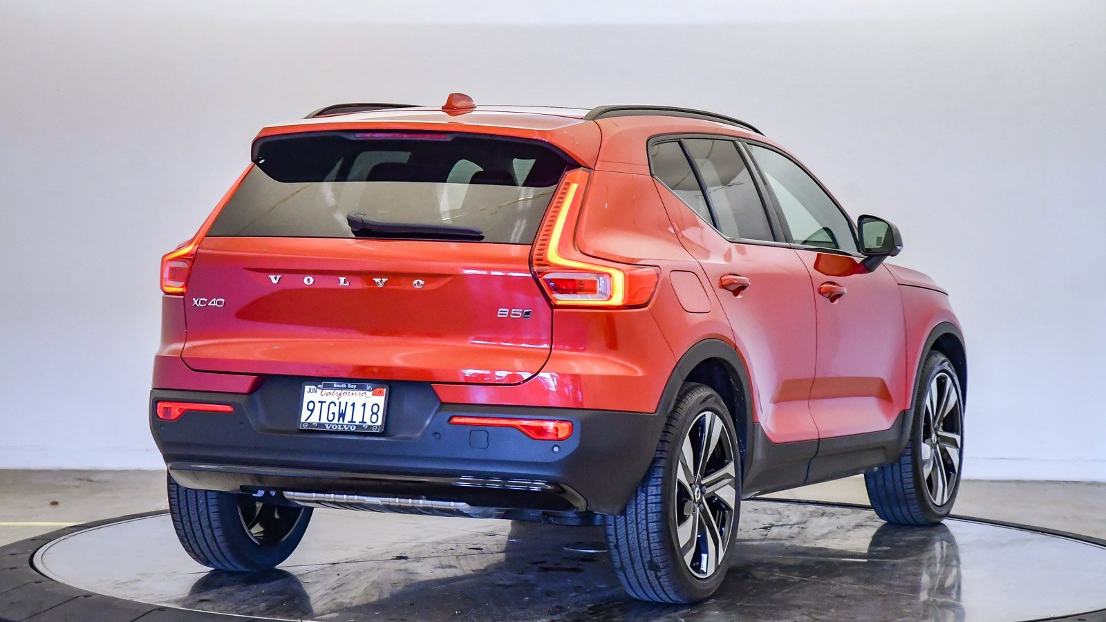 Certified 2025 Volvo XC40 B5 Ultra w/ Climate Package image 5